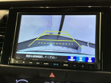 リバースギアに入れるだけで後方の表示へ切り替わります。夜間や雨の日の駐車も楽になりますよ。