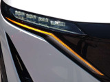 対向車がいてもハイビームを維持できるアダプティブLEDヘッドライトを装備。車速に応じてハイビームの自動配光を維持して、常に視認性の高い状態が維持されます。