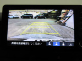 バックカメラの画像です。ガイドラインがスムースな車庫入れをサポートいたします。車庫入れの安心感がアップしますね。
