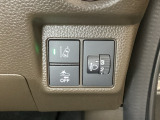 ハンドルの右側にはヘットライトリベライザーとHondaセンシング用のメインスイッチがついています。ヘッドライトリベライザーは道路状況や積荷の加重に応じてライトの高さを調節できます。