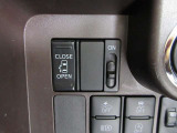 運転席からインパネ部のスイッチを押すだけで、左側スライドドアが自動で開閉します。