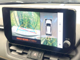 【パノラミックビューモニター】専用のカメラにより、上から見下ろしたような視点で360度クルマの周囲を確認することができます☆死角部分も確認しやすく、狭い場所での切り返しや駐車もスムーズに行えます。