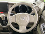 インテリアに合わせたデザインのステアリングは、運転される方のことも考え、運転しやすい形状、大きさです。是非一度、実際に触ってお確かめください。