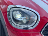 ●LEDヘッドライト:夜間走行時も良好な視界を確保し安心して運転できる高輝度LEDヘッドライトを装備!点灯速度が早く、消費電力も抑えられています。