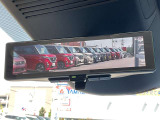 【スマートルームミラー】バックドアについてますカメラと連動して、後方の映像がルームミラーに映ります。