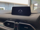 【マツダコネクトナビ】車内の雰囲気にマッチした一体型タイプのナビ。各種車輌設定やBluetooth再生等、様々な機能が楽しめます。直感的なダイヤル操作が可能で、使い勝手も良好です。
