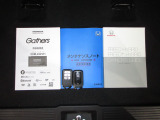 カギをバッグやポケットに入れたままでもドアロックの開閉やエンジン始動ができる『スマートキー』付き!暗くなってもキー穴を捜す必要が無くとっても便利ですから人気の装備です!