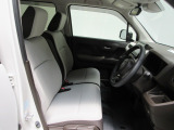 フロントベンチシートだから運転席助手席足元もゆったり広々快適です。助手席への移動も楽々です。