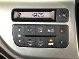 【オートエアコン】一度お好みの温度に設定すれば、車内の温度を検知し風量や温度を自動で調整。暑い&hellip;寒い&hellip;と何度もスイッチ操作をする必要はありません。快適な車内空間には必須の機能ですね♪