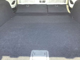 後部のシートを倒すとこんなに広々空間が!大きなお荷物を乗せる時でも心配ありません!