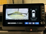 リバースギアに入れるだけで後方の表示へ切り替わります。夜間や雨の日の駐車も楽になりますよ。