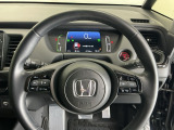 ステアリング右手側に安全運転支援機能のホンダセンシングをコントロールするスイッチ、左手側にオーディオ関連のコントロールスイッチを配置、視線を逸らすことなく運転に集中できます