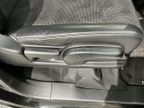 シートハイトアジャスターが付いているので運転姿勢を調整するのに便利ですね。身長に合ったシートポジションは安全運転や疲労軽減にもつながります。