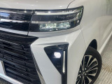 【LEDヘッドライト】悪天候や夜間走行時も良好な視界を確保し安心して運転できる高輝度LEDヘッドライトを装備!点灯速度が早く、消費電力も抑えられています。