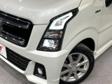【LEDヘッドライト】悪天候や夜間走行時も良好な視界を確保し安心して運転できる高輝度LEDヘッドライトを装備!点灯速度が早く、消費電力も抑えられています。