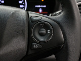 【アダプティブクルーズコントロール】手元のリモコンで設定した速度と車間距離で先行車についていきます!また任意で道路白線の内側で走行してくれる機能も使用可能。高速道路や長距離走行時に役立つ機能です。