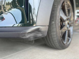 現状ではフロントバンパーが損傷しております。車両価格には修理費用も含まれておりますので、綺麗に直した状態でのご納車となりますのでご安心ください。