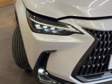 【三眼LEDヘッドライト】スタイリッシュな見た目の三眼LEDヘッドライトを装備♪スタイルだけでなく、夜間の走行も視界良好で安心してお乗りいただけます。