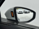 ●アウディサイドアシスト『後方の死角を並走する車両を検知しドアミラーの内側のLEDが点灯。ドライバーに注意を促し事故を未然に防ぐシステムです。』