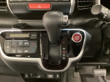 CVT車のセレクトレバーです。低速から高速まで、変速ショックのないスムーズな走りを実現するとともに、エンジン効率のよい領域を維持することで燃費にも貢献します。