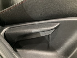 運転席にはドライバーの体型や好みに応じて前後方向だけでなく、高さの調整ができるシートリフターを装備!