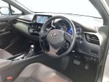 運転席周りのレイアウトをご覧ください。ナビゲーションが綺麗に装着されすっきり収まってますね!