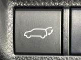 【パワーバックドア】スマートキーや運転席のボタンを押すだけでリアゲートが自動で開閉します!荷物を持っている時や、高い位置にあるバックドアを閉める際に便利な機能です♪