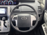インテリアに合わせたデザインのステアリングは、運転される方のことも考え、運転しやすい形状、大きさです。是非一度、実際に触ってお確かめください。