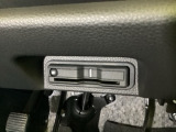 ハンドルの真下にETCがついています。高速道路の料金所の通過も楽々です。 カードの取り出しもしやすい場所についています。