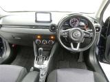 運転席からの視界はこんな感じです☆お気軽にご来店いただき、実際に座って是非お確かめください。ドライバーに寄り添う快適な操作フィールをもたらすステアリングです。