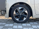 純正アルミホイール。タイヤサイズは155/65R14です。