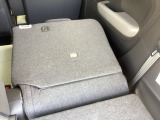 リアシートは簡単に倒すことができるので、ラゲッジルームも広がります。