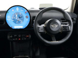運転に必要な情報はヘッドアップディスプレイ、中央ディスプレイからタッチパネルで操作します。