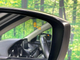 【ブラインドスポットモニタリング】走行中、ドアミラーの死角になりやすい箇所に後続車が接近するとサイドミラー付近に警告を表示、ドライバーに注意喚起をしてくれます。