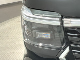 LEDヘッドライトは、点灯の瞬間から最大光量を発揮し、突然暗くなるトンネルなどでの安定感を高めます。