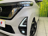 【LEDヘッドライト】悪天候や夜間走行時も良好な視界を確保し安心して運転できる高輝度LEDヘッドライトを装備!点灯速度が早く、消費電力も抑えられています。