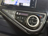 【オートエアコン】「AUTO」スイッチを押すだけで、冷暖房の切り替えや風量、吹き出し口の調整などを自動で行います。