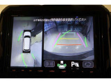 パノラミックビューモニター付きです。車両を上から見たような映像をディスプレイ画面上に表示。運転席からの目視だけでは見にくい、車両周辺の状況をリアルタイムでしっかり確認できます。