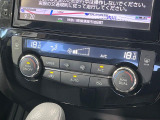 【オートエアコン】一度お好みの温度に設定すれば、車内の温度を検知し風量や温度を自動で調整。暑い&hellip;寒い&hellip;と何度もスイッチ操作をする必要はありません。快適な車内空間には必須の機能ですね♪