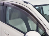 ドアバイザーが既に付いています☆ 車内に熱がこもらないようにしたい時や換気したい時など少しだけ窓を開けておきたい時にとても便利です♪
