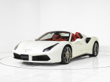 ボディカラーはBianco Avus(白)にインテリアはRosso Ferrari(赤)の組み合わせでございます。