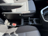 運転席と助手席の間に収納スペースドリンクホルダーがございます。