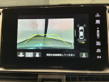 リバースギアに入れるだけで後方の表示へ切り替わります。夜間や雨の日の駐車も楽になりますよ。