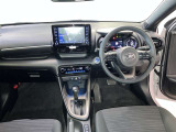 運転席周りのレイアウトをご覧ください。ナビゲーションが綺麗に装着されすっきり収まってますね!