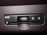 ETC(Electronic Toll Collection)は、高速道路や有料道路の料金所で自動的に通行料金を支払えキャッシュレスでスムーズに通過できます