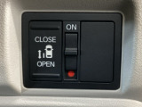 【片側パワースライドドア】片側がパワースライドドアになっており、運転席のスイッチやスマートキーでも開閉が可能です!開口部も広いので乗り降りも楽々♪