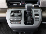 【電子パーキングブレーキ】電子制御のパーキングブレーキと、信号待ちや渋滞に便利なオートブレーキホールドを装備しております。ブレーキペダルから足を離しても自動的に停車状態を保持してくれる便利な機能です