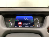 デジタル表示のスピードメーターとタコメーター、燃費やオドメーターなどの表示の他に、ホンダセンシング機能などの表示もできる多機能なマルチインフォメーション・ディスプレイです。