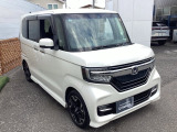 自社整備工場で点検整備をおこなってからお渡ししています。車検が残っている場合は『12ヶ月点検整備』を、車検整備付きの場合は『車検整備』をおこないます。整備費用は車両本体価格に含まれています。