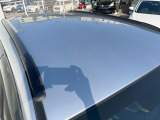 【ルーフレール】外観の魅力を引き立てるとともに、ウィンタースポーツや釣り、ロードバイク等で使う各種ギアを積むキャリア取り付けベースに!アクティブなカーライフを楽しむには必須の装備ですね!